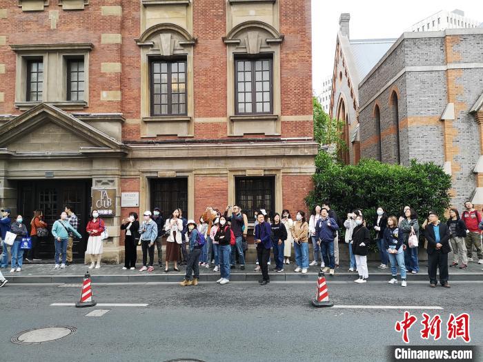 新階層人士走讀“外灘源”?！》队畋?攝