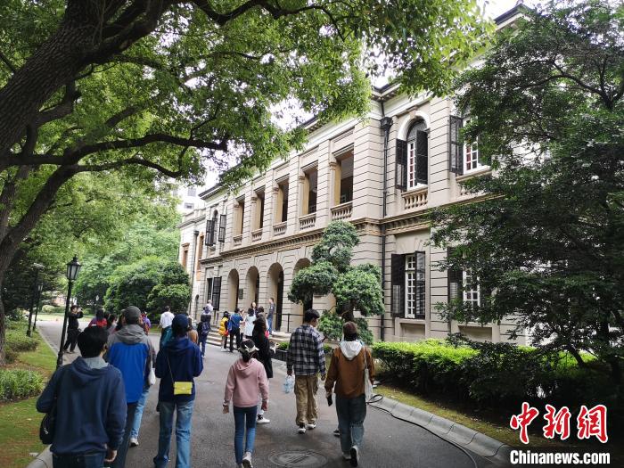 新階層人士參觀英國駐滬領事館?！》队畋?攝