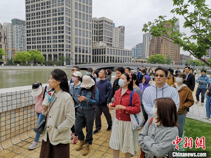 新階層人士走讀黃浦蘇州河沿岸?！》队畋?攝