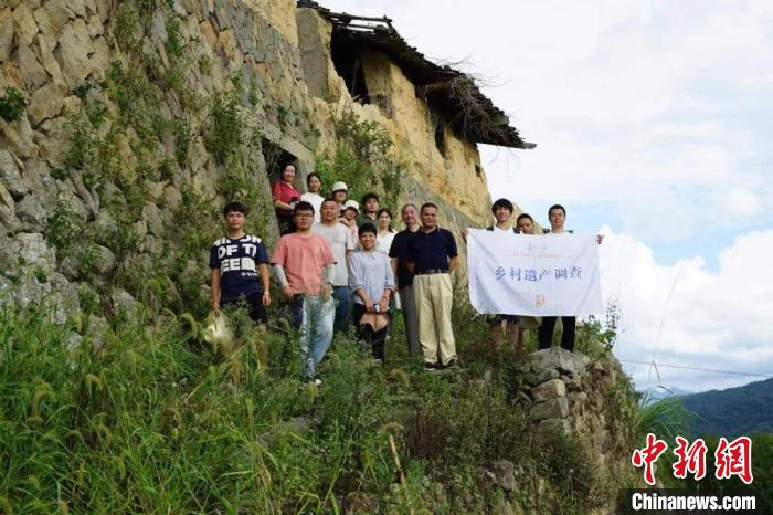 杜曉帆與該中心教師團(tuán)隊調(diào)研足跡遍布全中國各省市800多個城鄉(xiāng)聚落、文化景觀等?！?fù)旦大學(xué)國土與文化資源研究中心供圖