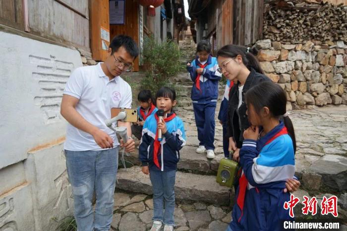 杜曉帆與該中心教師團(tuán)隊積極探索文化遺產(chǎn)方法論，深耕鄉(xiāng)村遺產(chǎn)領(lǐng)域。　復(fù)旦大學(xué)國土與文化資源研究中心供圖