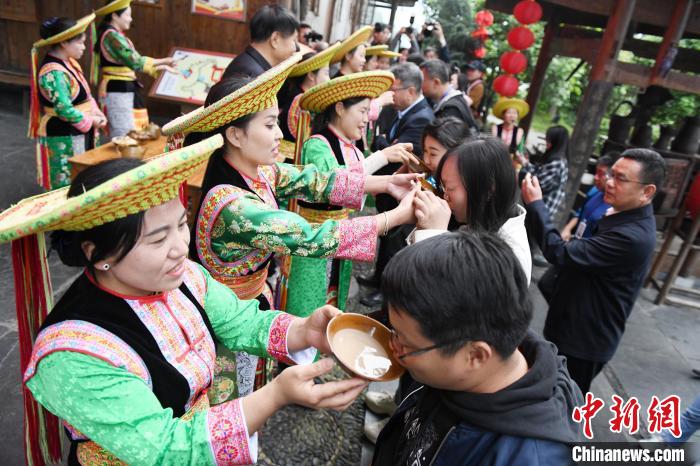 楓香瑤寨村民用攔門(mén)酒熱情迎接客人?！钊A峰 攝