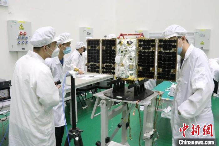 圖為大連1號—連理衛(wèi)星試驗中?！〈筮B理工大學(xué)供圖