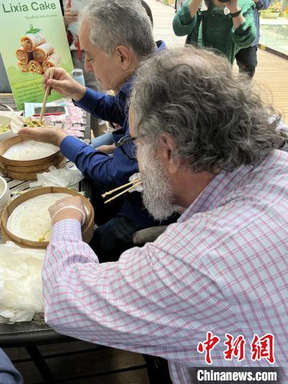 外交官們體驗做立夏餅。　華東師范大學供圖