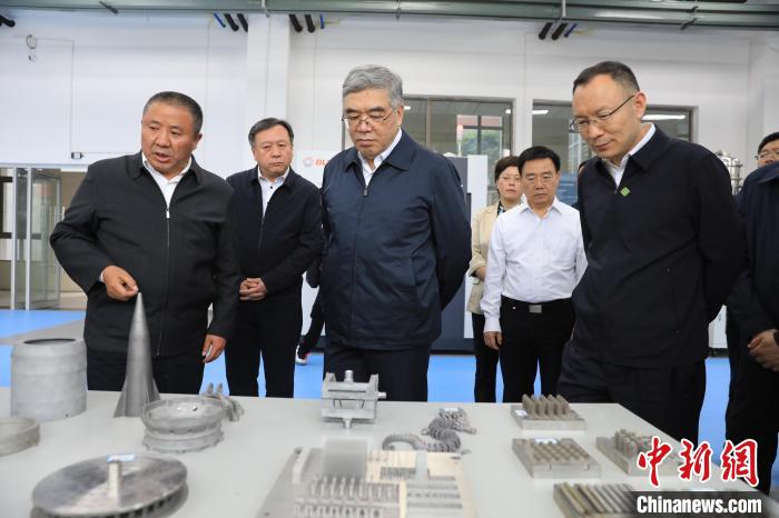 民進(jìn)中央常務(wù)副主席朱永新率調(diào)研組赴四川開展重點(diǎn)考察調(diào)研。圖為在四川工程職業(yè)技術(shù)學(xué)院考察調(diào)研。　民進(jìn)中央供圖