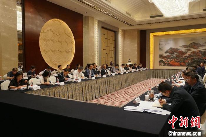 民進(jìn)中央主席蔡達(dá)峰近日率調(diào)研組赴江蘇開展重點(diǎn)考察調(diào)研。圖為在調(diào)研座談會(huì)現(xiàn)場(chǎng)?！∶襁M(jìn)中央供圖