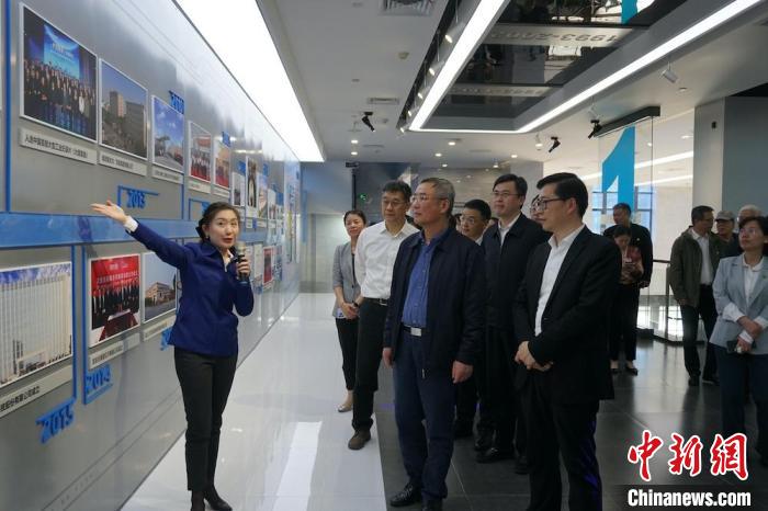 民進(jìn)中央主席蔡達(dá)峰近日率調(diào)研組赴江蘇開展重點(diǎn)考察調(diào)研。圖為在江陰實(shí)地考察雙良集團(tuán)有限公司?！O權(quán) 攝