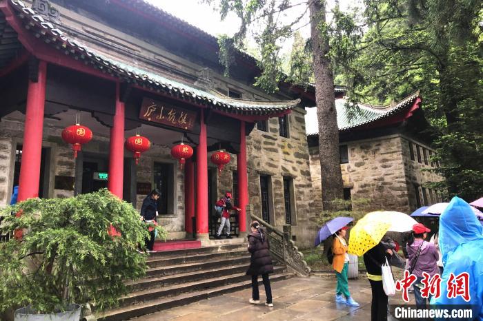 圖為在廬山抗戰(zhàn)博物館外，有不少等待參觀的游客?！蛆i泉 攝