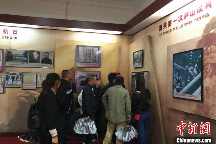 圖為游客在廬山抗戰(zhàn)博物館內(nèi)參觀?！蛆i泉 攝