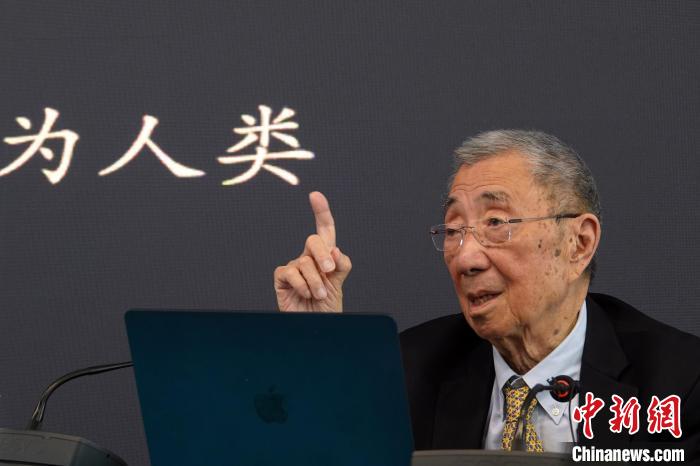 高能論壇上，丁肇中先生與現(xiàn)場(chǎng)聽眾交流?！?lt;a target='_blank' href='/'><p  align=
