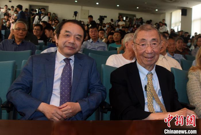 高能論壇開始前，丁肇中先生(右)與主持論壇的中科院高能所所長(zhǎng)王貽芳院士合影?！?lt;a target='_blank' href='/'><p  align=
