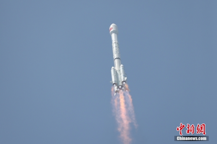 5月17日10時49分，我國在西昌衛(wèi)星發(fā)射中心用長征三號乙運載火箭，成功發(fā)射第五十六顆北斗導(dǎo)航衛(wèi)星。該衛(wèi)星屬地球靜止軌道衛(wèi)星，是我國北斗三號工程的首顆備份衛(wèi)星。入軌并完成在軌測試后，將接入北斗衛(wèi)星導(dǎo)航系統(tǒng)。此次發(fā)射是北斗三號工程高密度組網(wǎng)之后，時隔3年的首發(fā)任務(wù)。朱磊 攝