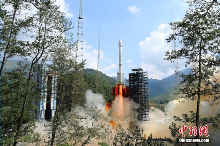 5月17日10時49分，我國在西昌衛(wèi)星發(fā)射中心用長征三號乙運載火箭，成功發(fā)射第五十六顆北斗導(dǎo)航衛(wèi)星。該衛(wèi)星屬地球靜止軌道衛(wèi)星，是我國北斗三號工程的首顆備份衛(wèi)星。入軌并完成在軌測試后，將接入北斗衛(wèi)星導(dǎo)航系統(tǒng)。此次發(fā)射是北斗三號工程高密度組網(wǎng)之后，時隔3年的首發(fā)任務(wù)。楊志遠 攝