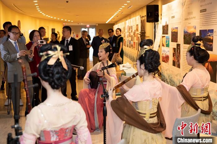 當(dāng)?shù)貢r(shí)間5月19日，中國常駐聯(lián)合國代表團(tuán)、中國文化和旅游部、泉州市人民政府在紐約聯(lián)合國總部聯(lián)合舉辦“茶和天下·雅集”主題展覽和招待會。圖為展覽現(xiàn)場泉州南音表演。 <a target='_blank' href='/' _fcksavedurl='/'><p  align=