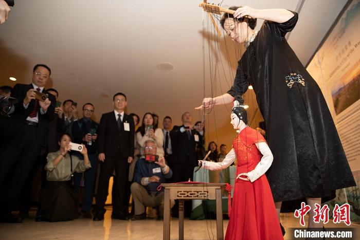 當(dāng)?shù)貢r(shí)間5月19日，中國常駐聯(lián)合國代表團(tuán)、中國文化和旅游部、泉州市人民政府在紐約聯(lián)合國總部聯(lián)合舉辦“茶和天下·雅集”主題展覽和招待會。圖為展覽表演泉州提線木偶寫書法。 <a target='_blank' href='/' _fcksavedurl='/'><p  align=