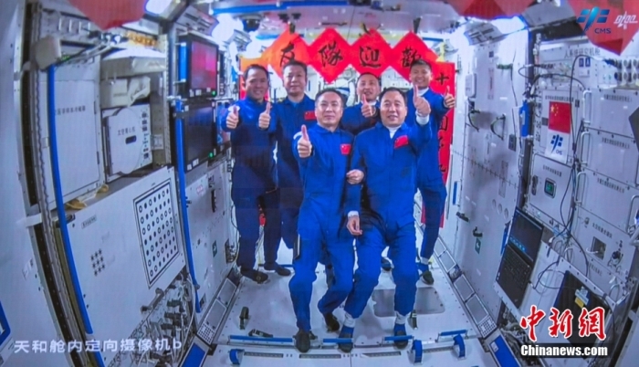 圖為神舟十五號(hào)航天員乘組與神舟十六號(hào)航天員乘組“全家?！薄Ｖ袊?guó)載人航天工程辦公室 供圖