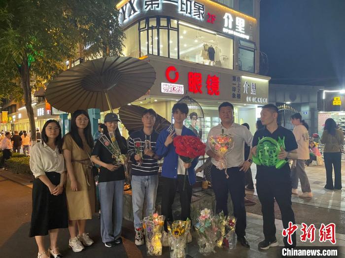 在東陽橫店，宣講團(tuán)導(dǎo)師、成員與橫店演員(右三)合影?！?東陽市融媒體中心 供圖
