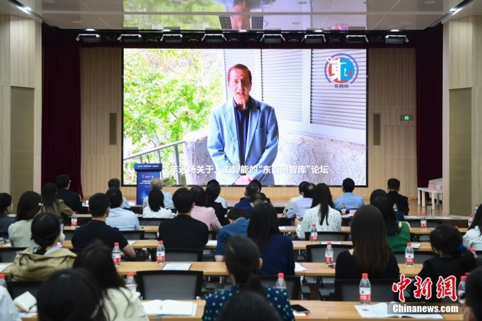 5月30日，<a target='_blank' href='/'>中新社</a>第二屆“東西問智庫”主題論壇在北京舉行，多位中外專家圍繞“AI革命與文明進化”展開討論。圖為美國加州理工學(xué)院電氣工程和計算機科學(xué)教授、人工智能專家亞瑟·阿布-穆斯塔法通過視頻在論壇上作主旨演講。<a target='_blank' href='/'>中新社</a>記者 田雨昊 攝