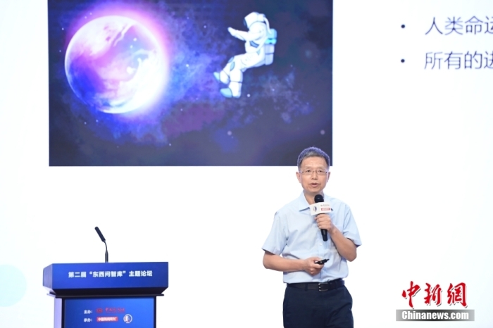 5月30日，<a target='_blank' href='/'>中新社</a>第二屆“東西問智庫”主題論壇在北京舉行，多位中外專家圍繞“AI革命與文明進化”展開討論。圖為北京大學(xué)新聞與傳播學(xué)院教授胡泳在論壇上作主旨演講。<a target='_blank' href='/'>中新社</a>記者 田雨昊 攝
