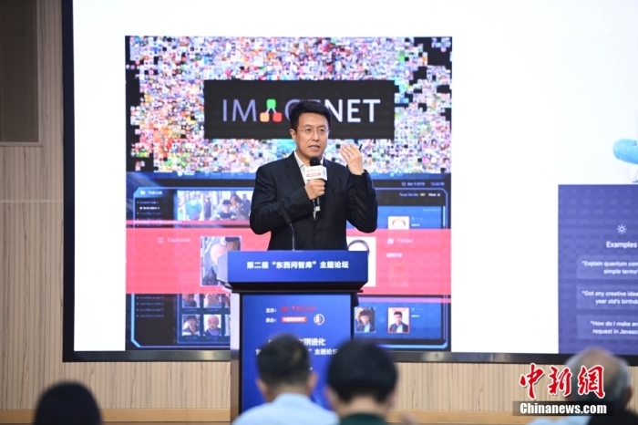 5月30日，<a target='_blank' href='/'>中新社</a>第二屆“東西問智庫”主題論壇在北京舉行，多位中外專家圍繞“AI革命與文明進化”展開討論。圖為商湯智能產(chǎn)業(yè)研究院創(chuàng)始院長田豐在論壇上作主旨演講。<a target='_blank' href='/'>中新社</a>記者 田雨昊 攝