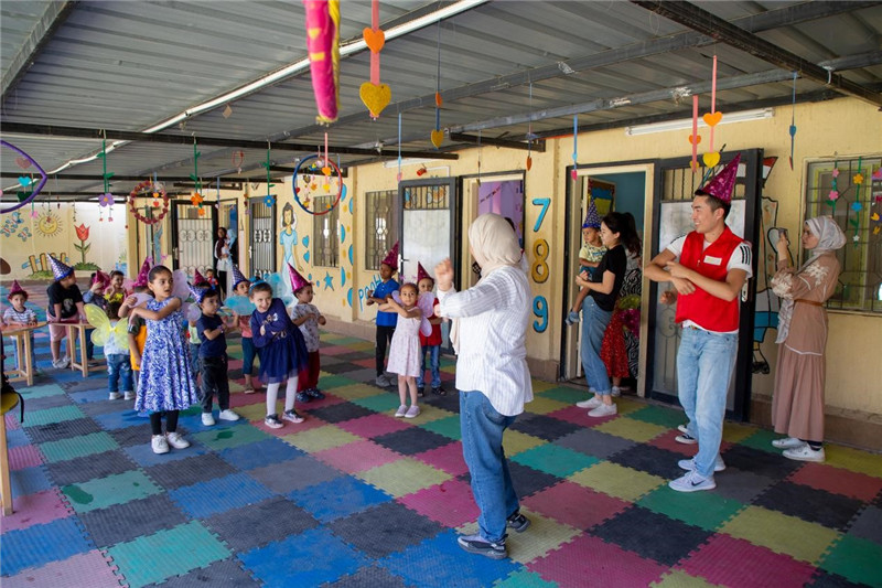圖為中埃青年志愿者在埃及新開羅幼兒園開展“志愿服務伴成長，中埃攜手慶六一”活動。中建埃及分公司供圖