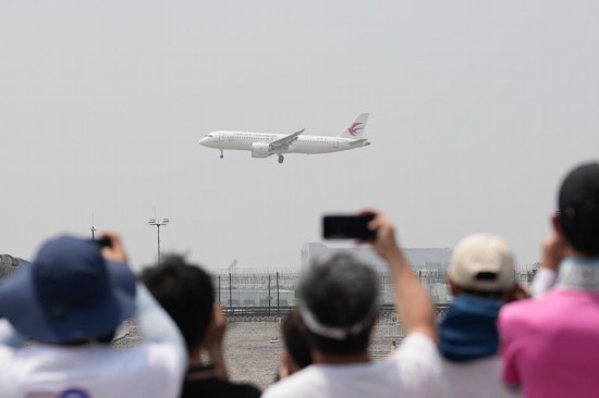 5月28日，C919首個(gè)商業(yè)航班東航MU9191飛抵北京首都國(guó)際機(jī)場(chǎng)。新華社記者鞠煥宗攝