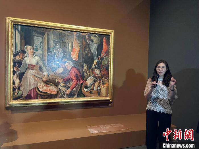 當(dāng)?shù)貢r(shí)間6月1日，韓國(guó)國(guó)立中央博物館講解員在向游客講解畫作。　萬佳欣 攝