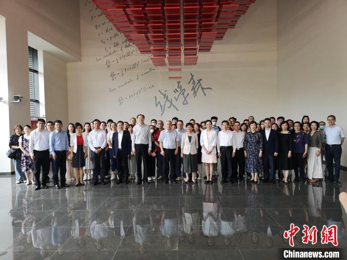 上海僑界人士參觀上海交通大學(xué)錢學(xué)森圖書館?！》队畋?攝