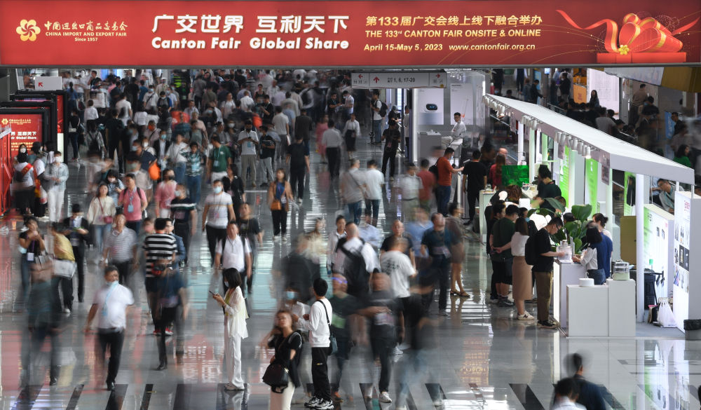 這是4月15日拍攝的廣交會現(xiàn)場。第133屆中國進(jìn)出口商品交易會（廣交會）全面恢復(fù)線下展，吸引220多個國家和地區(qū)的數(shù)十萬采購商報名參會。新華社記者 鄧華 攝