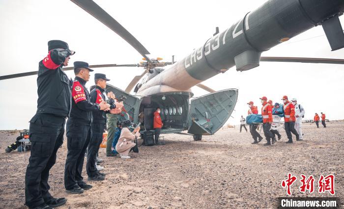 圖為阿拉善邊境管理支隊民警目送航天員登機離開?！缇?攝