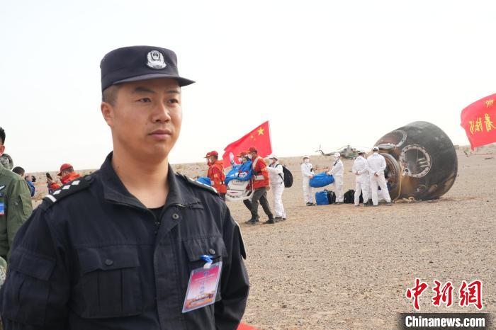 圖為阿拉善邊境管理支隊民警在著陸場開展安保工作?！埥?攝