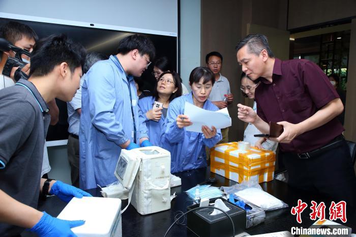科研人員清點、查看隨神舟十五號返回地面的空間科學(xué)實驗樣品?！≈锌圃嚎臻g應(yīng)用中心 供圖