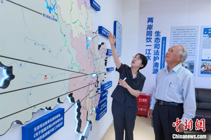 金門同胞參觀金門供水水源生態(tài)司法保護基地?！O虹 攝