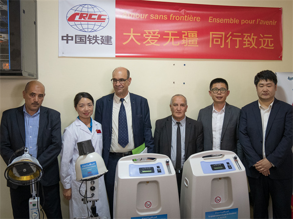 中國鐵建阿爾及利亞公司向當?shù)蒯t(yī)院捐贈醫(yī)療物資。鐵建國際供圖