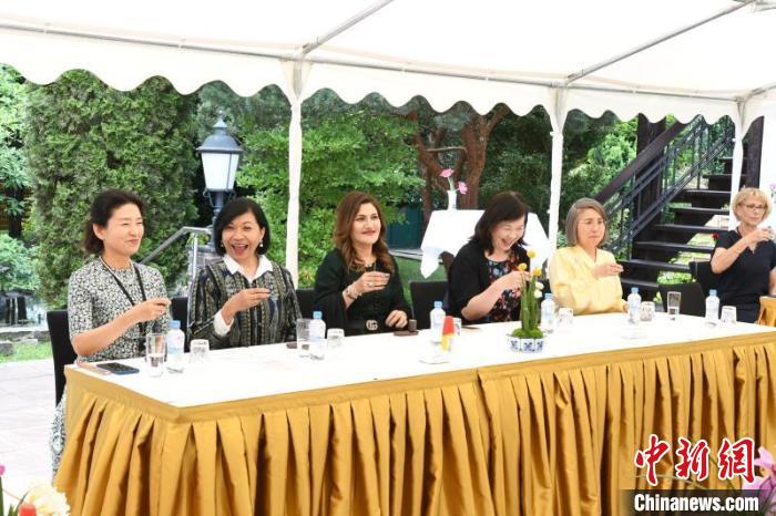 圖為嘉賓品味烏龍茶。　柏林中國文化中心供圖。