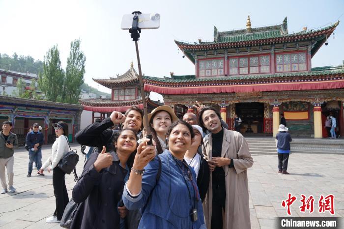圖為外國(guó)記者在塔爾寺合影。　馬銘言 攝