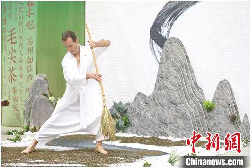 圖為《信陽毛尖·茶舞》沉浸式藝術表演。　信陽市委宣傳部供圖