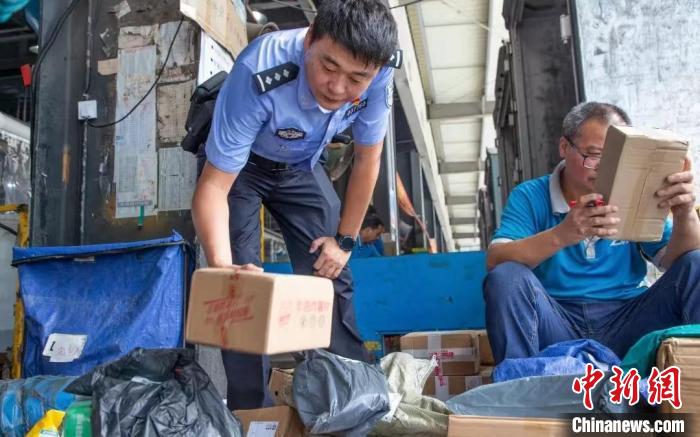 肥東縣公安局針對劇毒化學品和易制爆危險化學品生產企業(yè)開展安全檢查工作。　合肥警方供圖