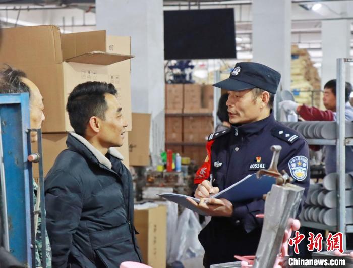 3月30日，大興派出所民警來到轄區(qū)中小企業(yè)，開展“為民為企為項目”走訪活動?！『戏示焦﹫D