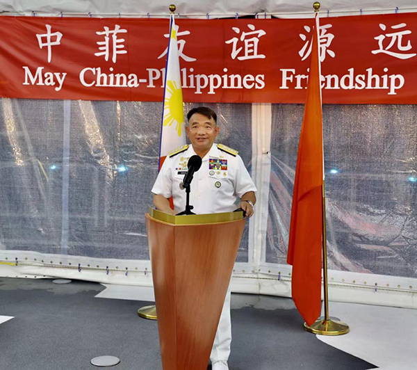 菲海軍司令阿達奇代表菲馬科斯總統(tǒng)歡迎“戚繼光”艦到訪。中國駐菲律賓大使館供圖