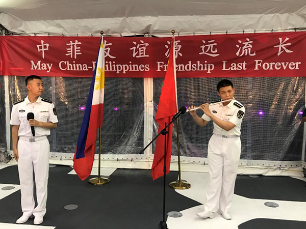 艦上官兵表演歌舞、民樂、武術(shù)等節(jié)目。中國駐菲律賓大使館供圖