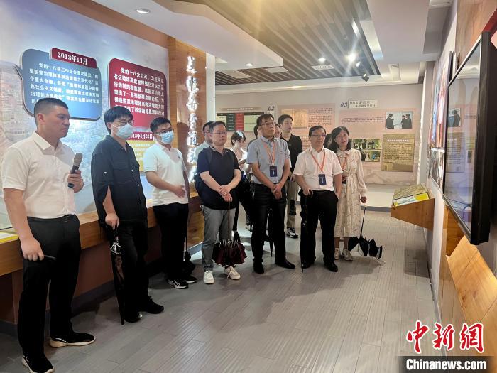 與會(huì)人員在后陳村走訪。　董易鑫 攝