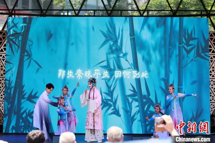 開幕式上舞臺(tái)展演之一《水舞昆韻》。