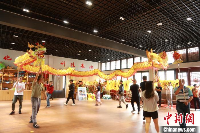 臺胞臺屬體驗舞龍?！≈芪的裙﹫D
