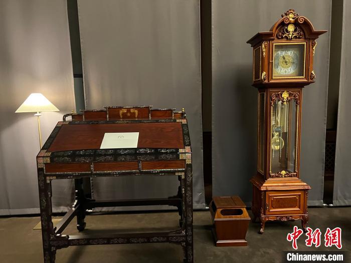 圖為春秋館展覽陳設(shè)的青瓦臺(tái)家具?！⑿?攝