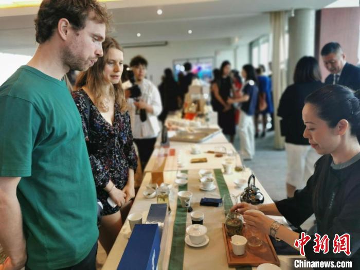 現(xiàn)場觀眾觀看中國展臺茶藝表演、了解茶文化?！【笜?攝
