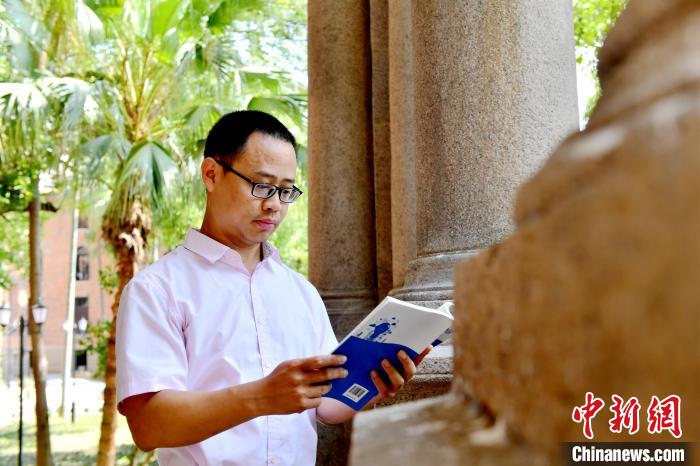 圖為福建師范大學(xué)教育學(xué)院臺灣教師陳昭志正在看書。　呂明 攝