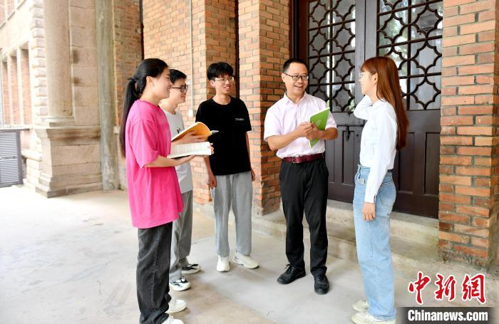 7月4日，臺灣教師陳昭志正在和學(xué)生交流?！蚊?攝