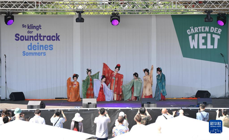 7月8日，在德國(guó)柏林世界公園，漢服愛(ài)好者進(jìn)行漢服展示。新華社記者 任鵬飛 攝