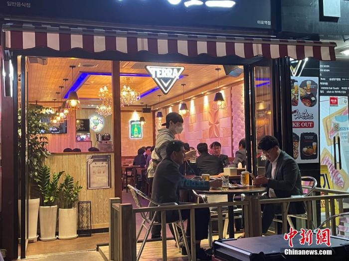 資料圖：韓國首爾市民在餐館用餐。 <a target='_blank' href='/' _fcksavedurl='/'><p  align=